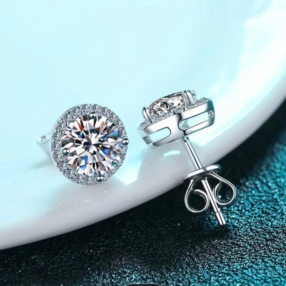 S Beautiful 925 Sterling Silver 1 Carat Sparkling Moissanite Earrings. — image 5 of 7